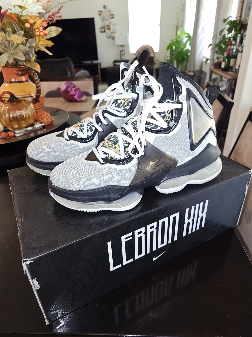 Nike LeBron XIX Kids Basketball Shoes - White/ Metallic Gold